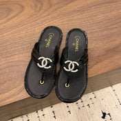 CHANEL 26S THONG SANDALS IN BLACK PATENT CALFSKIN WITH RHINESTONE CC LOGO