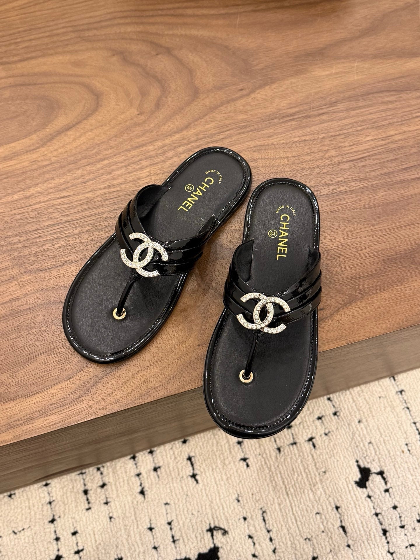 CHANEL 26S THONG SANDALS IN BLACK PATENT CALFSKIN WITH RHINESTONE CC LOGO