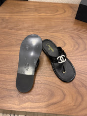 CHANEL 26S THONG SANDALS IN BLACK PATENT CALFSKIN WITH RHINESTONE CC LOGO