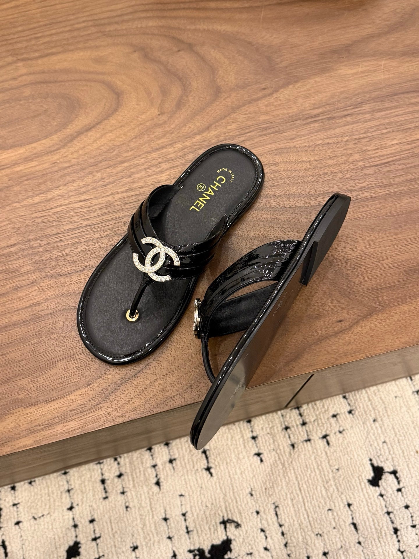 CHANEL 26S THONG SANDALS IN BLACK PATENT CALFSKIN WITH RHINESTONE CC LOGO