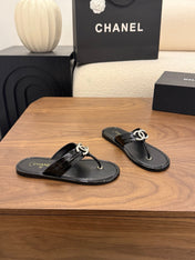 CHANEL 26S THONG SANDALS IN BLACK PATENT CALFSKIN WITH RHINESTONE CC LOGO