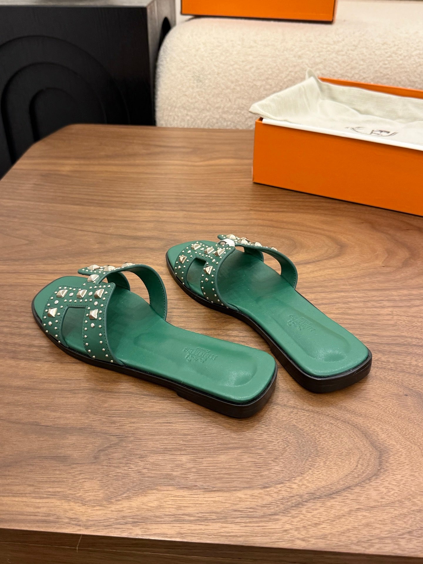 HM 26S ORAN STUDDED SANDALS IN EMERALD GREEN CALFSKIN