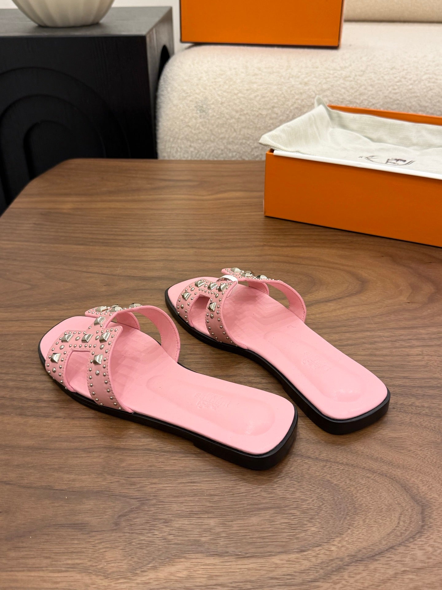 HM 26S ORAN STUDDED SANDALS IN LIGHT PINK CALFSKIN