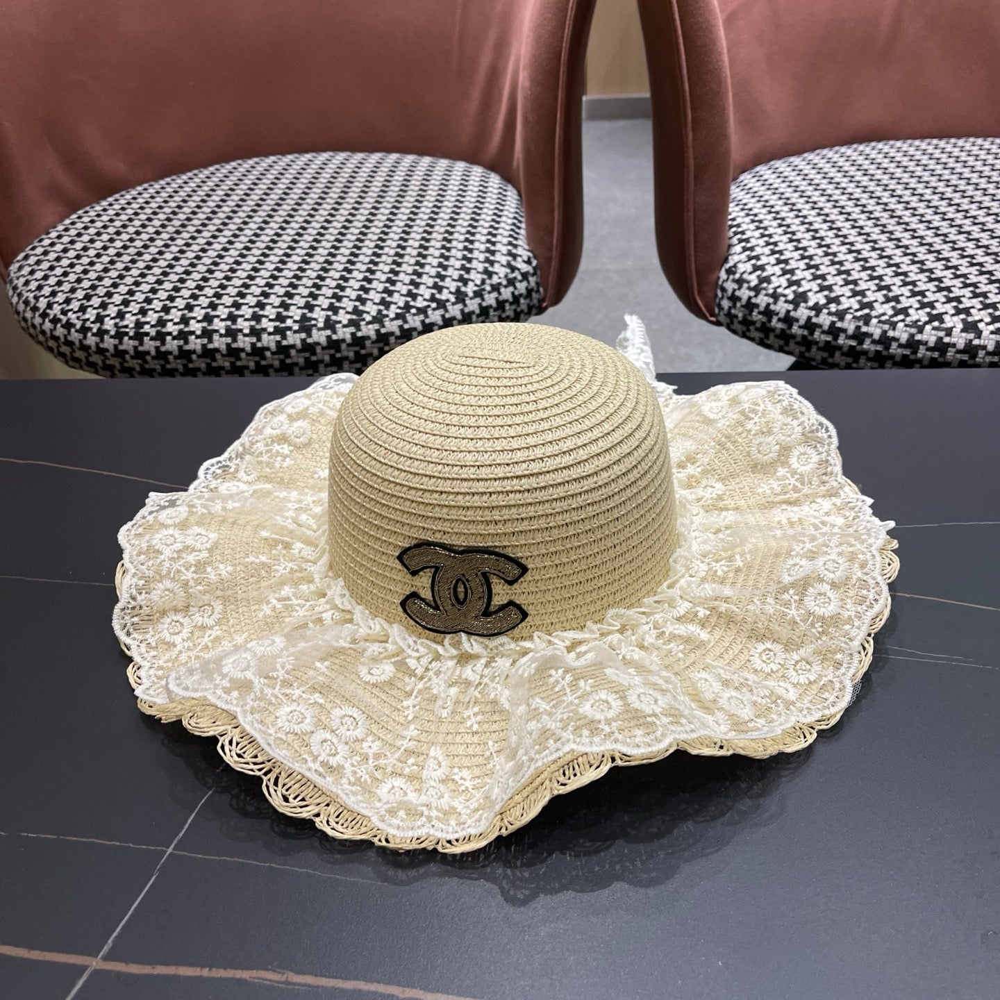 CHANEL 26S LACE-OVERLAY WIDE-BRIM STRAW HAT 335731