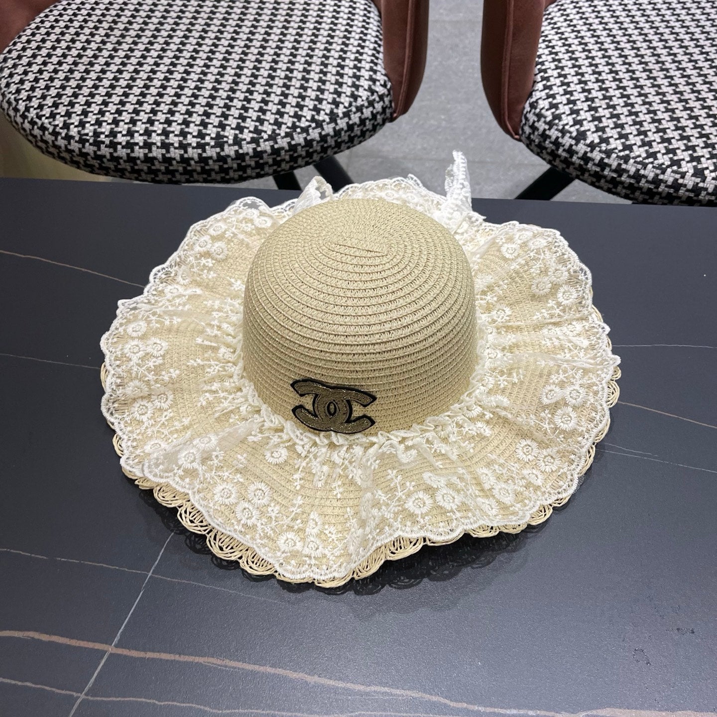 CHANEL 26S LACE-OVERLAY WIDE-BRIM STRAW HAT 335731
