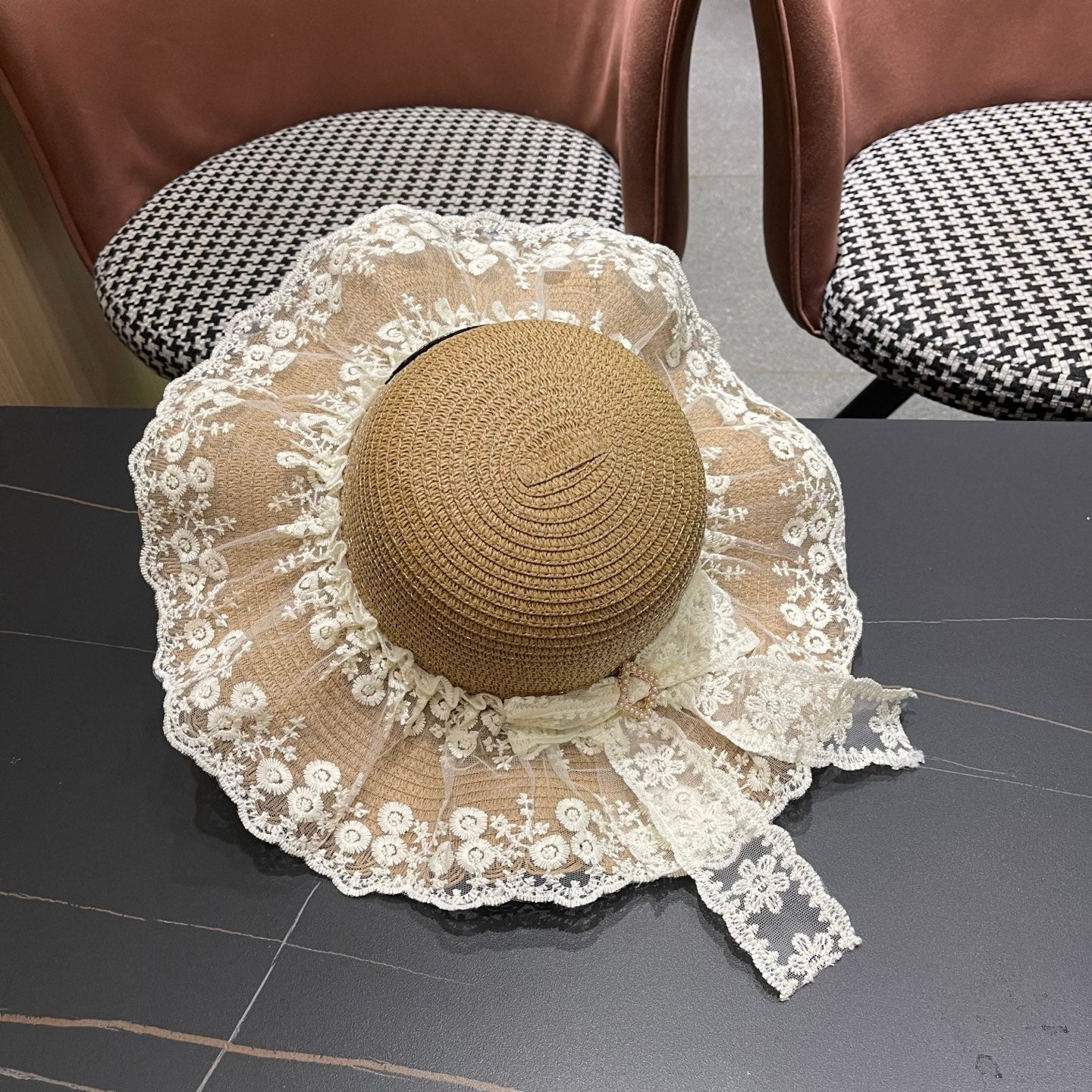 CHANEL 26S LACE-OVERLAY WIDE-BRIM STRAW HAT 335730