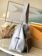 CARRYALL VIBE MM 39 IN TRIANON GRAY SHINY LAMBSKIN