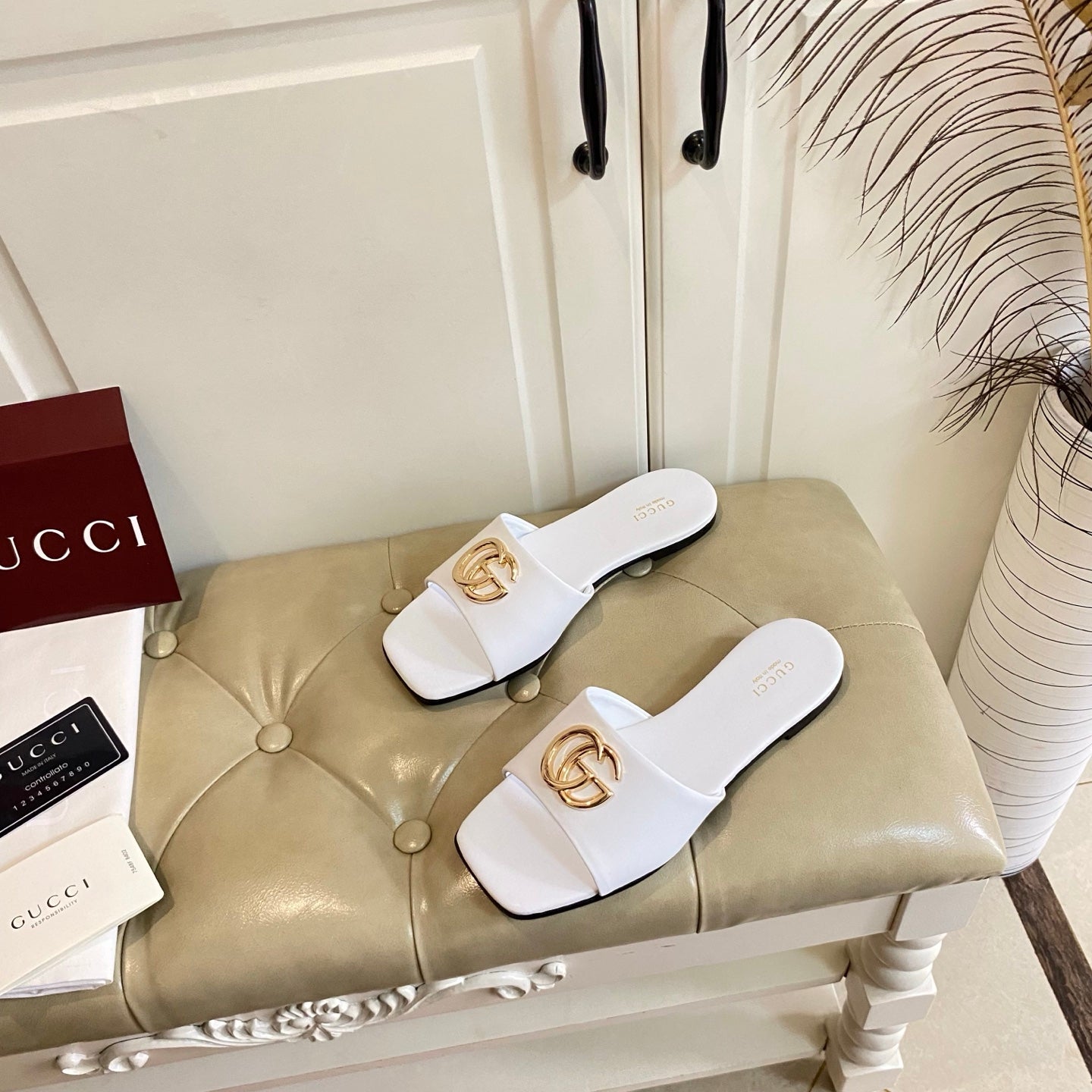 GUCCI 26S SLIDES IN WHITE CALFSKIN