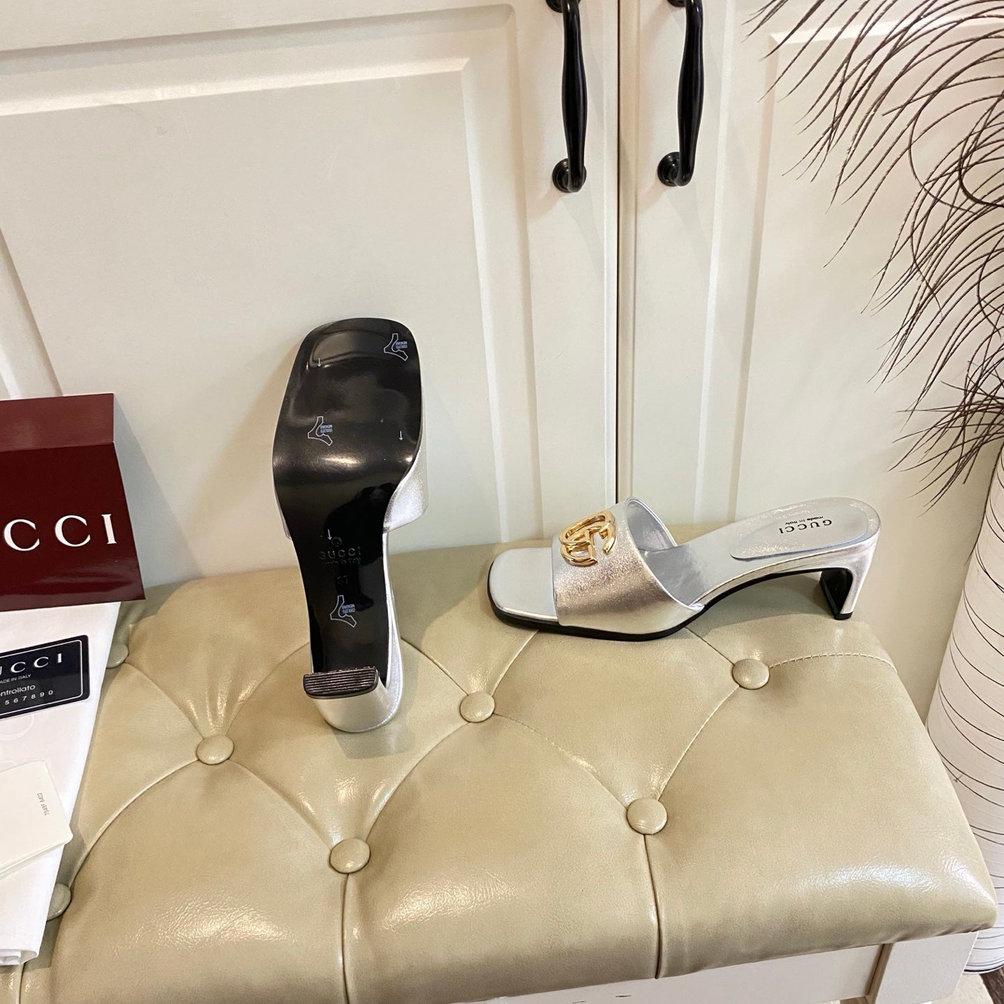 GUCCI 26S HIGH-HEELED SANDALS IN SILVER CALFSKIN WITH GOLD HARDWARE