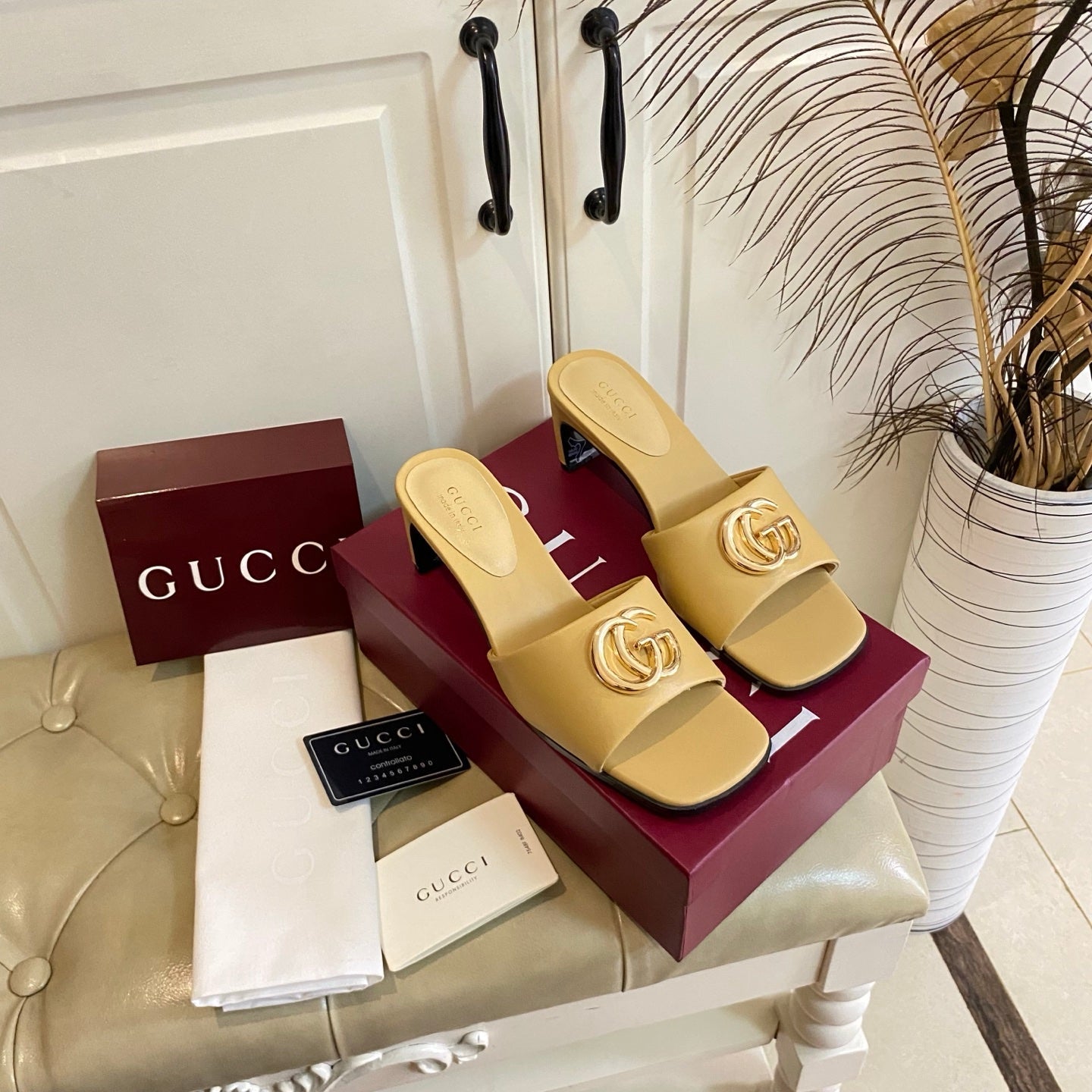 GUCCI 26S HIGH-HEELED SANDALS IN DARK BEIGE CALFSKIN WITH GOLD HARDWARE