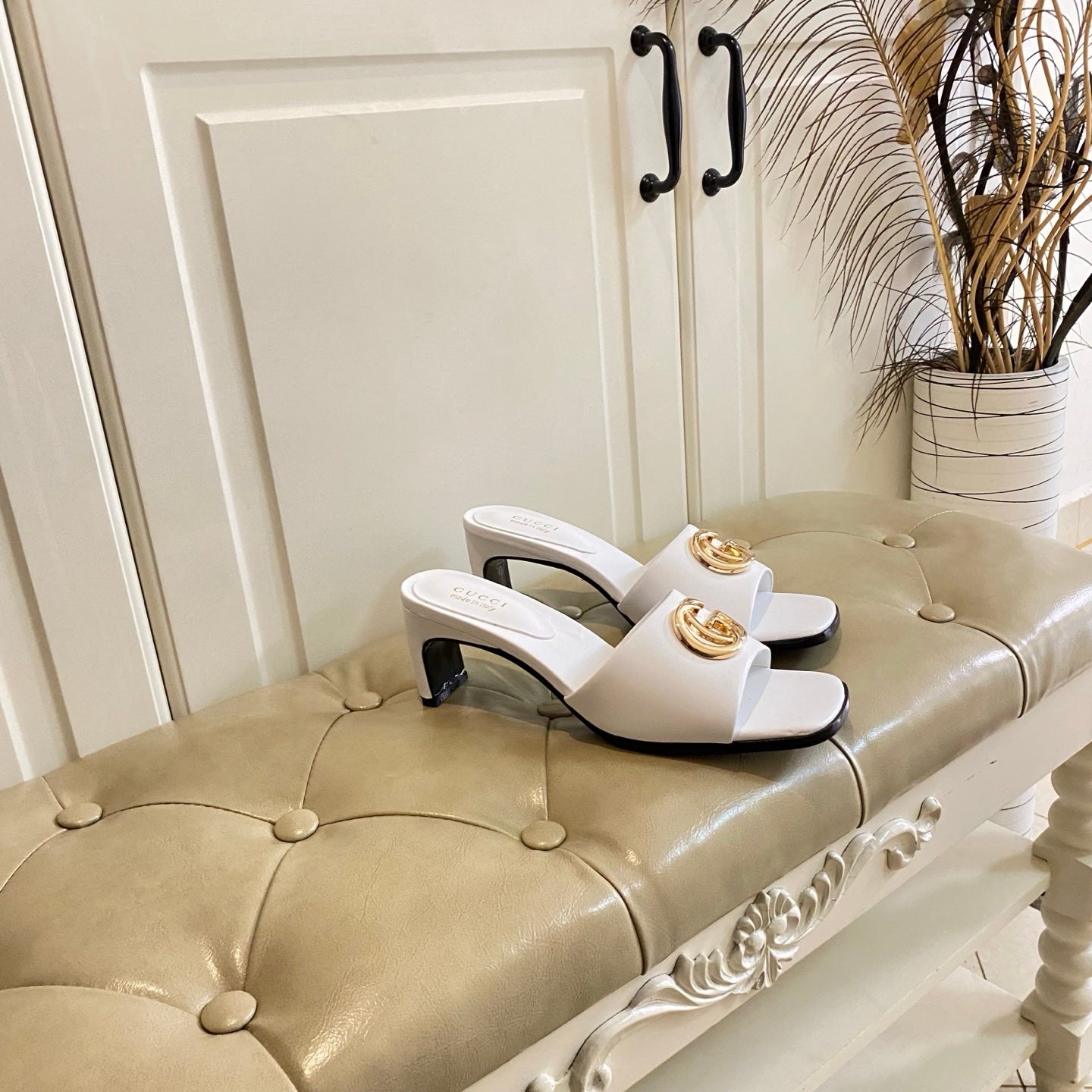 GUCCI 26S HIGH-HEELED SANDALS IN WHITE CALFSKIN WITH GOLD HARDWARE