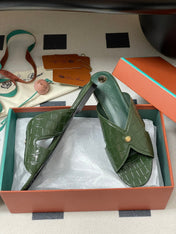 FLAT SLIPPERS IN MOSS GREEN CALFSKIN SNAKE EMBOSSING