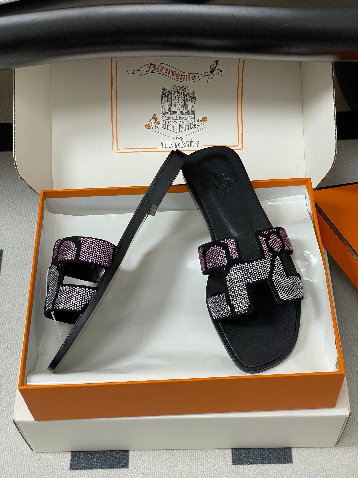 HM 25S ORAN SANDAL IN BLACK LAMBSKIN WITH WHITE MIX PINK STONE DETAILS