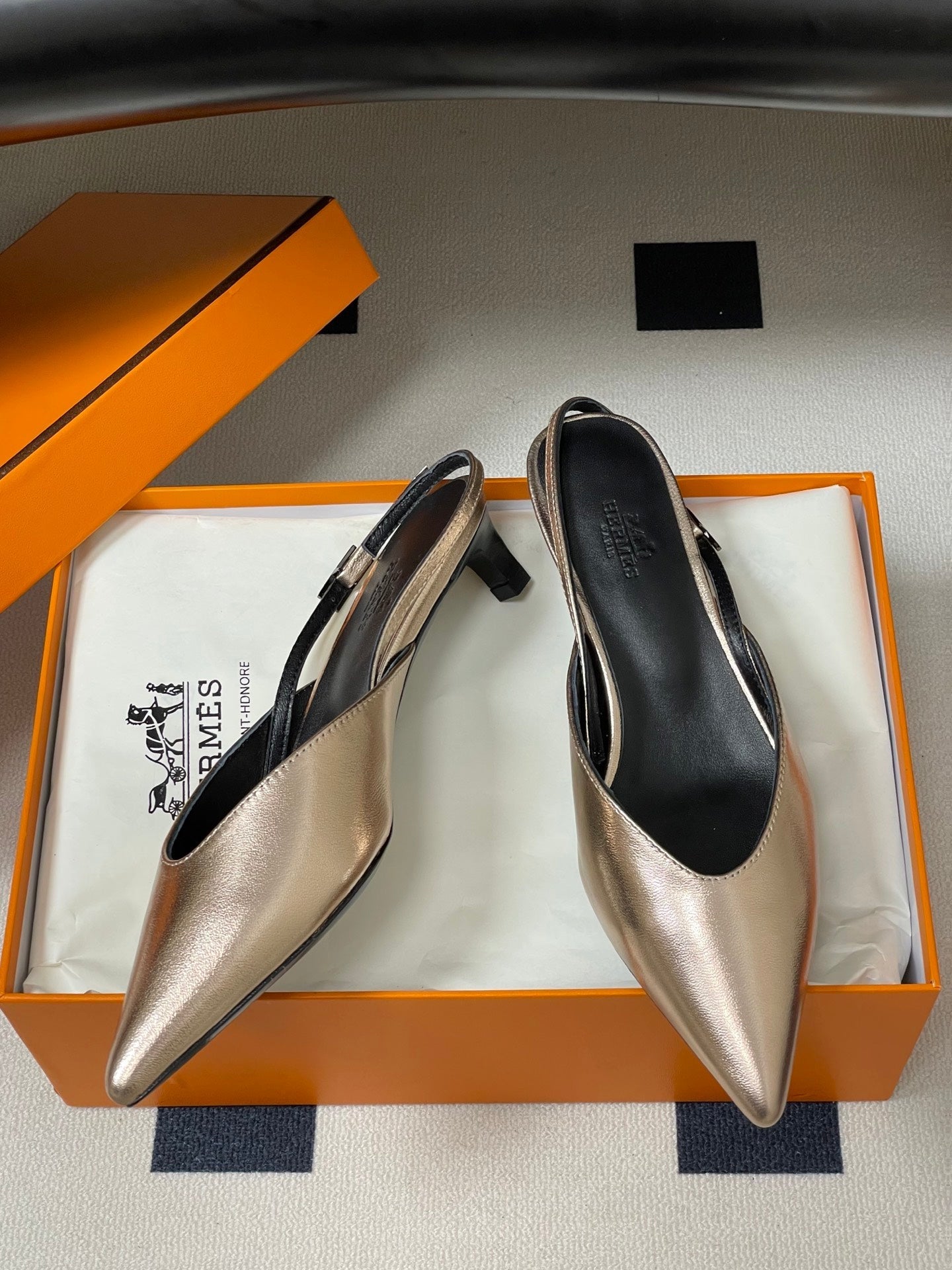 HM 26S NICOLE SLINGBACK 40MM IN GOLD CALFSKIN SILVER HARDWARE