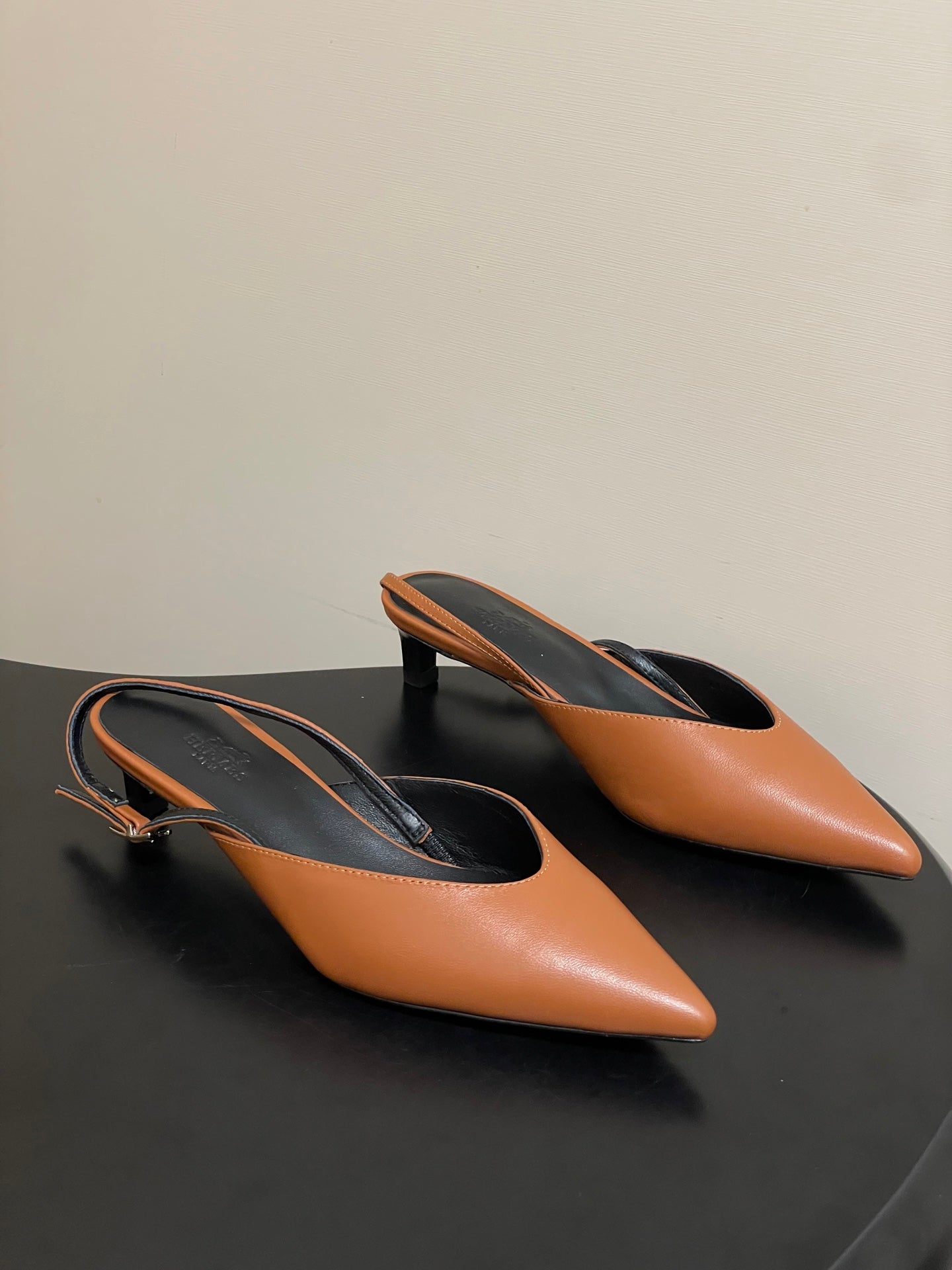HM 26S NICOLE SLINGBACK 40MM IN CARAMEL BROWN CALFSKIN SILVER HARDWARE