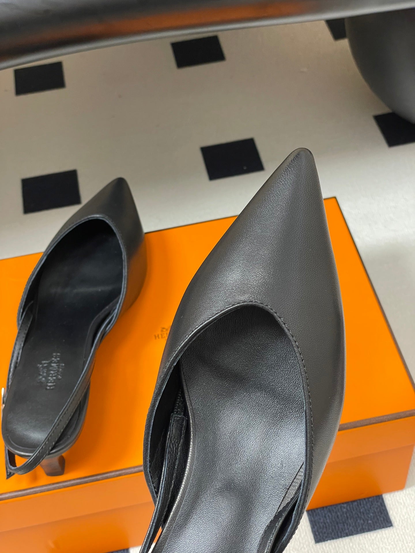 HM 26S NICOLE SLINGBACK 40MM IN BLACK CALFSKIN SILVER HARDWARE