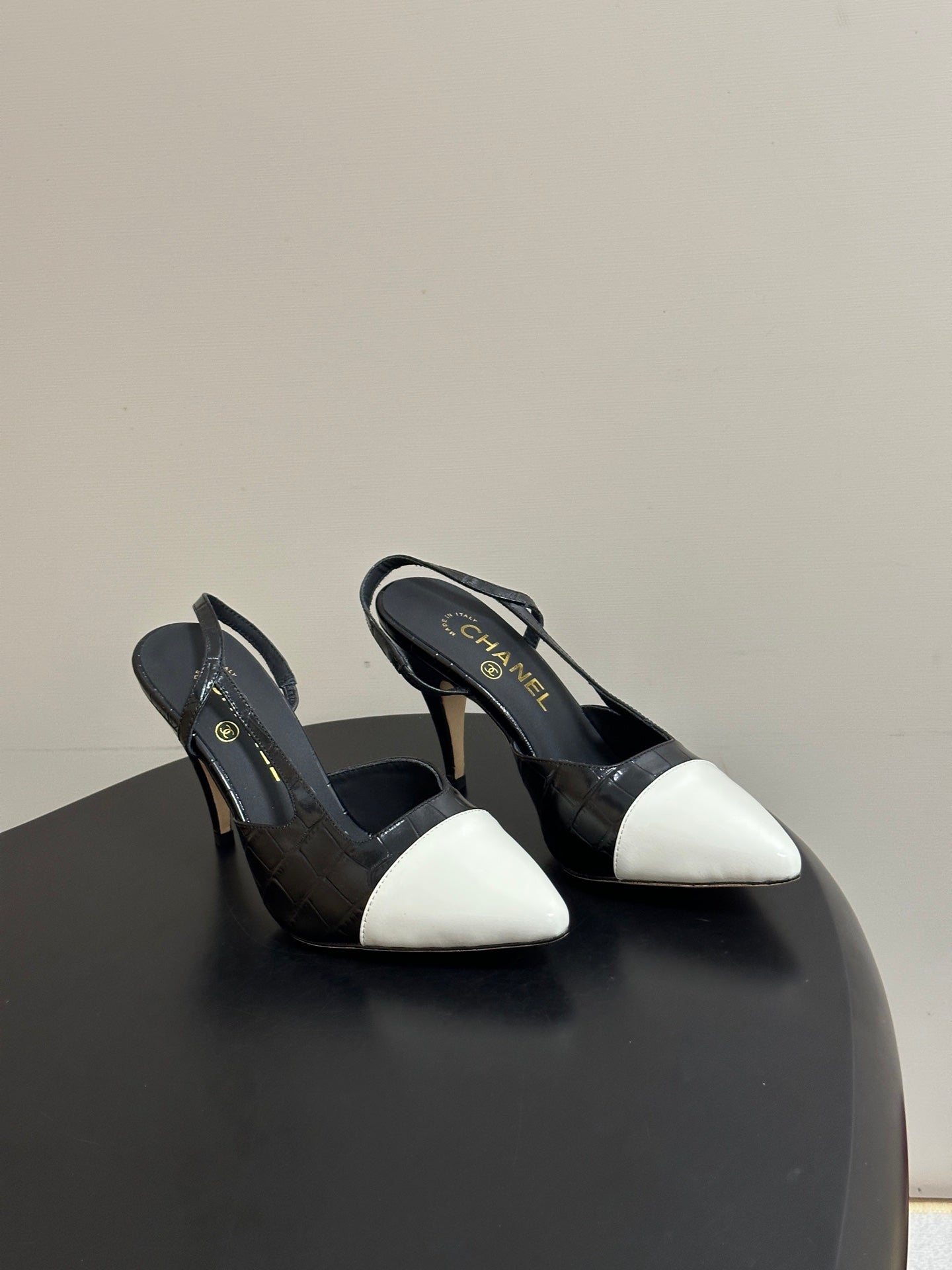 CHANEL 26S POINTED TOE HIGH HEEL SLINGBACKS 85 MM IN IN WHITE LAMBSKIN AND BLACK FABRIC