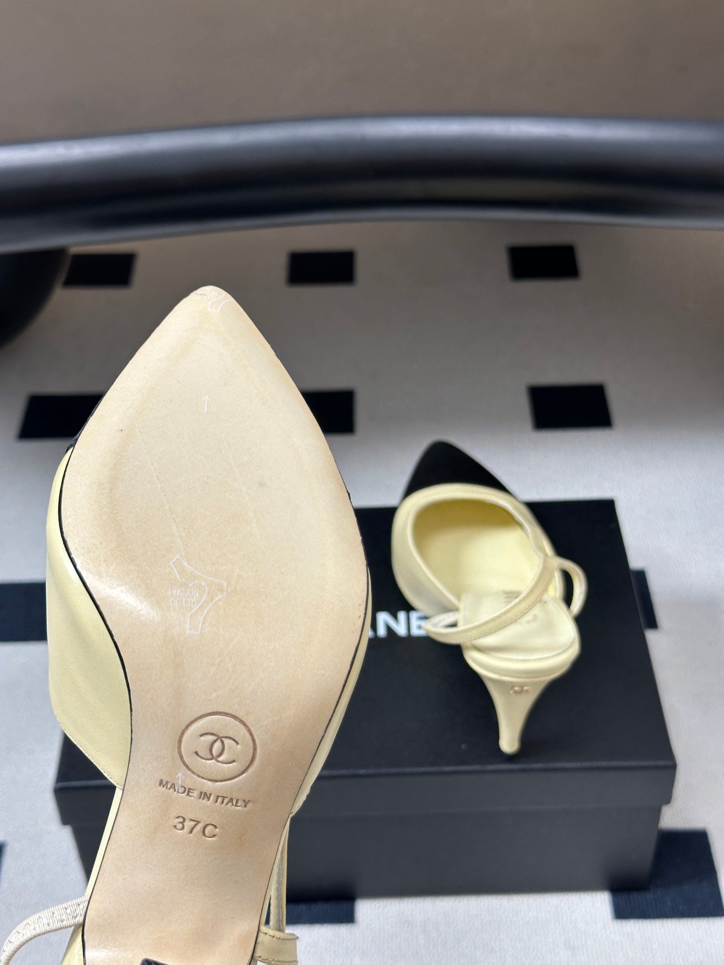 CHANEL 26S POINTED TOE HIGH HEEL SLINGBACKS 85 MM IN CREAM LAMBSKIN AND BLACK FABRIC