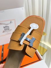 HM 26S ORAN SANDALS IN CARAMEL BROWN EPSOM CALFSKIN SILVER HARDWARE