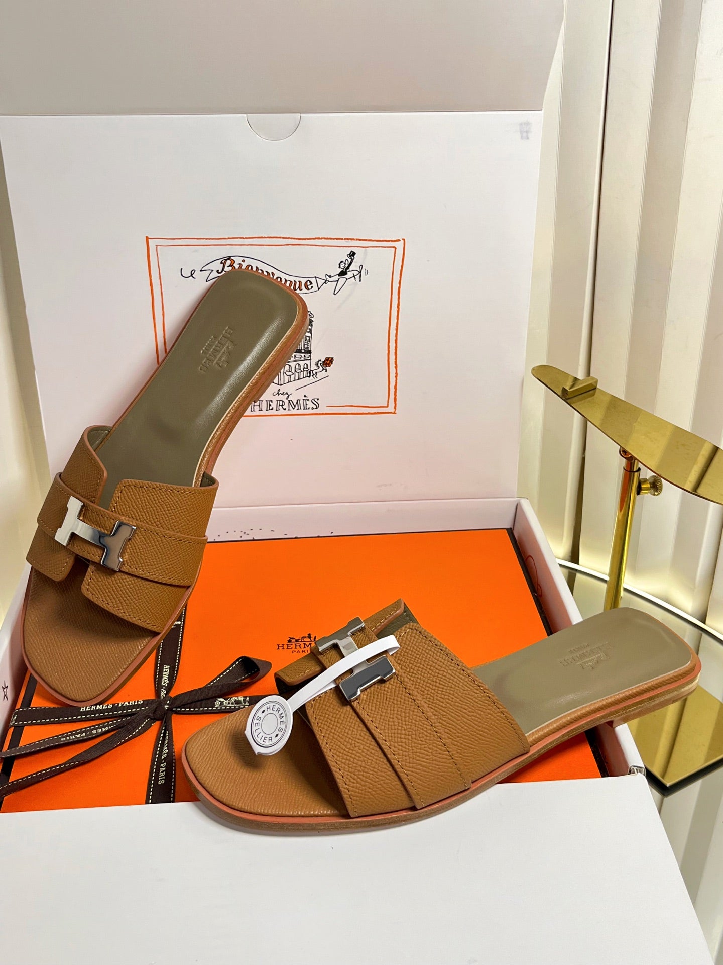 HM 26S ORAN SANDALS IN CARAMEL BROWN EPSOM CALFSKIN SILVER HARDWARE