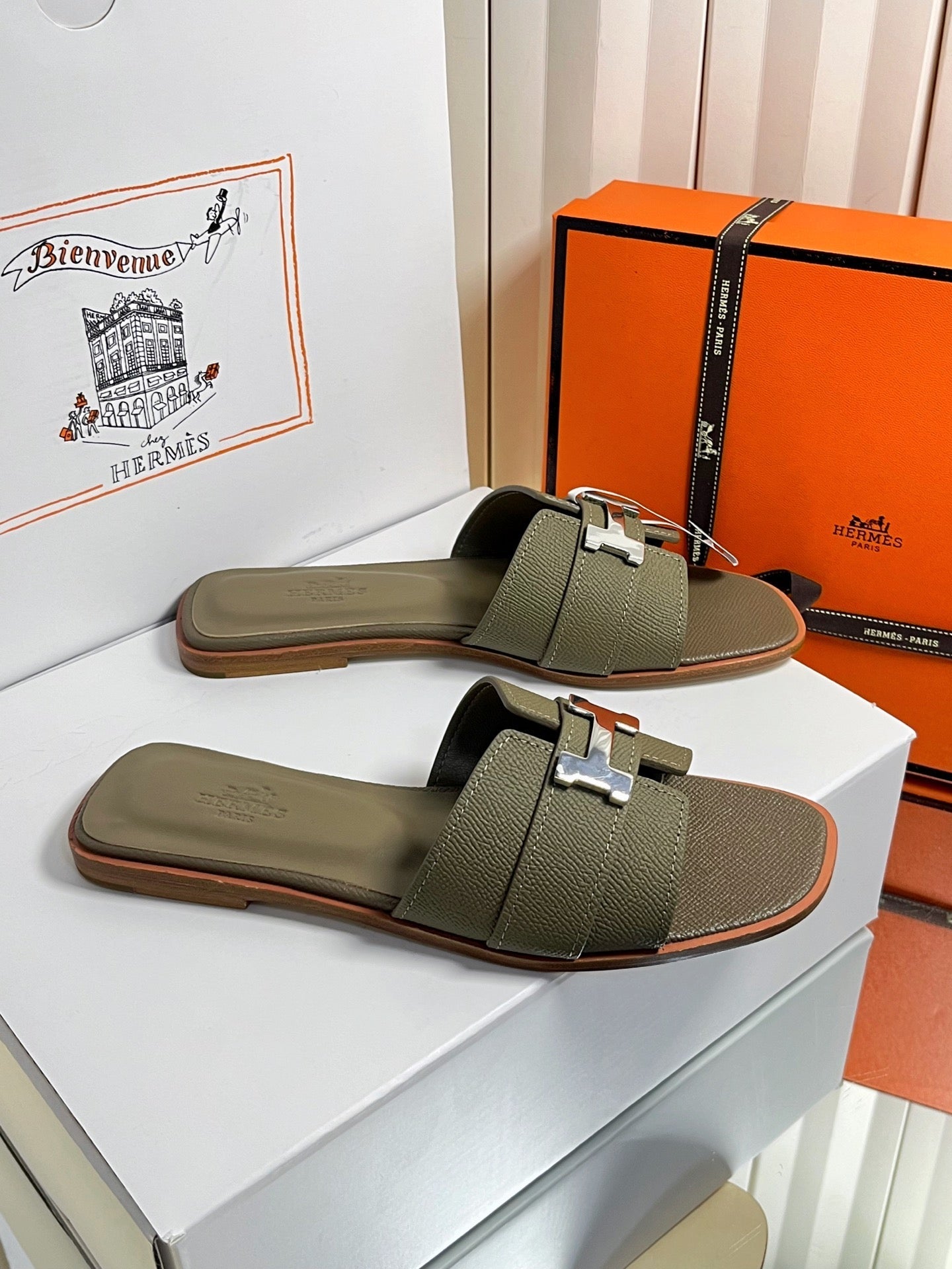 HM 26S ORAN SANDALS IN OLIVE BROWN EPSOM CALFSKIN SILVER HARDWARE