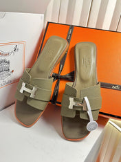 HM 26S ORAN SANDALS IN OLIVE BROWN EPSOM CALFSKIN SILVER HARDWARE