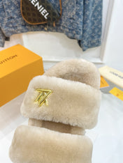 HALF MULE SLIPPERS IN CAMEL BEIGE FLEECE FEATURING METALLIC LOGO
