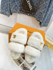 HALF MULE SLIPPERS IN WHITE FLEECE FEATURING METALLIC LOGO