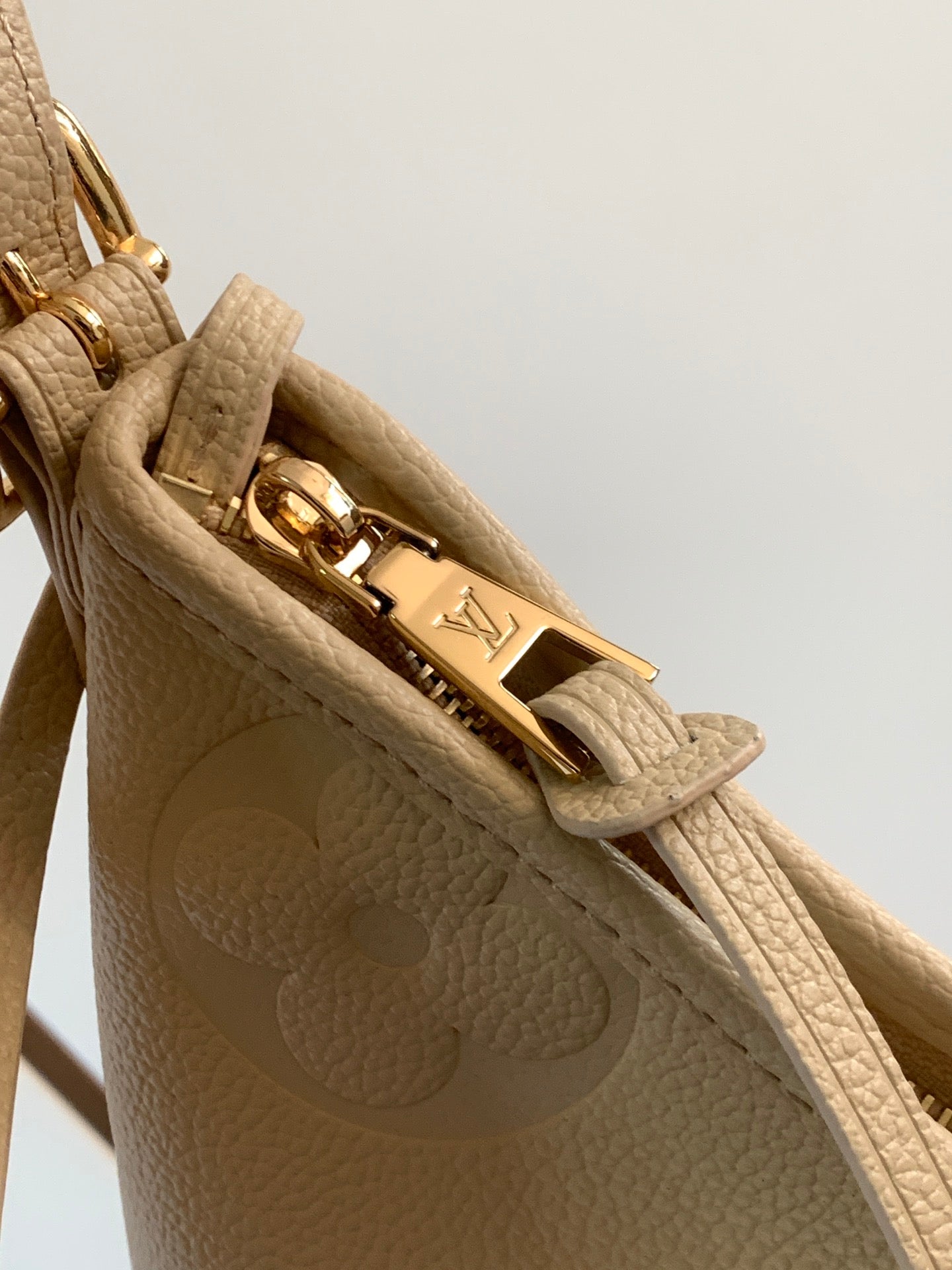 CARRYALL BAG 30 IN WHITE MONOGRAM CALFSKIN GOLD HARDWARE