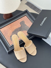HIGH HEELS IN BEIGE GLOSSY LEATHER