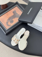 MULE SLIDE SANDALS IN WHITE LAMBSKIN WITH LOGO STICKER DETAIL