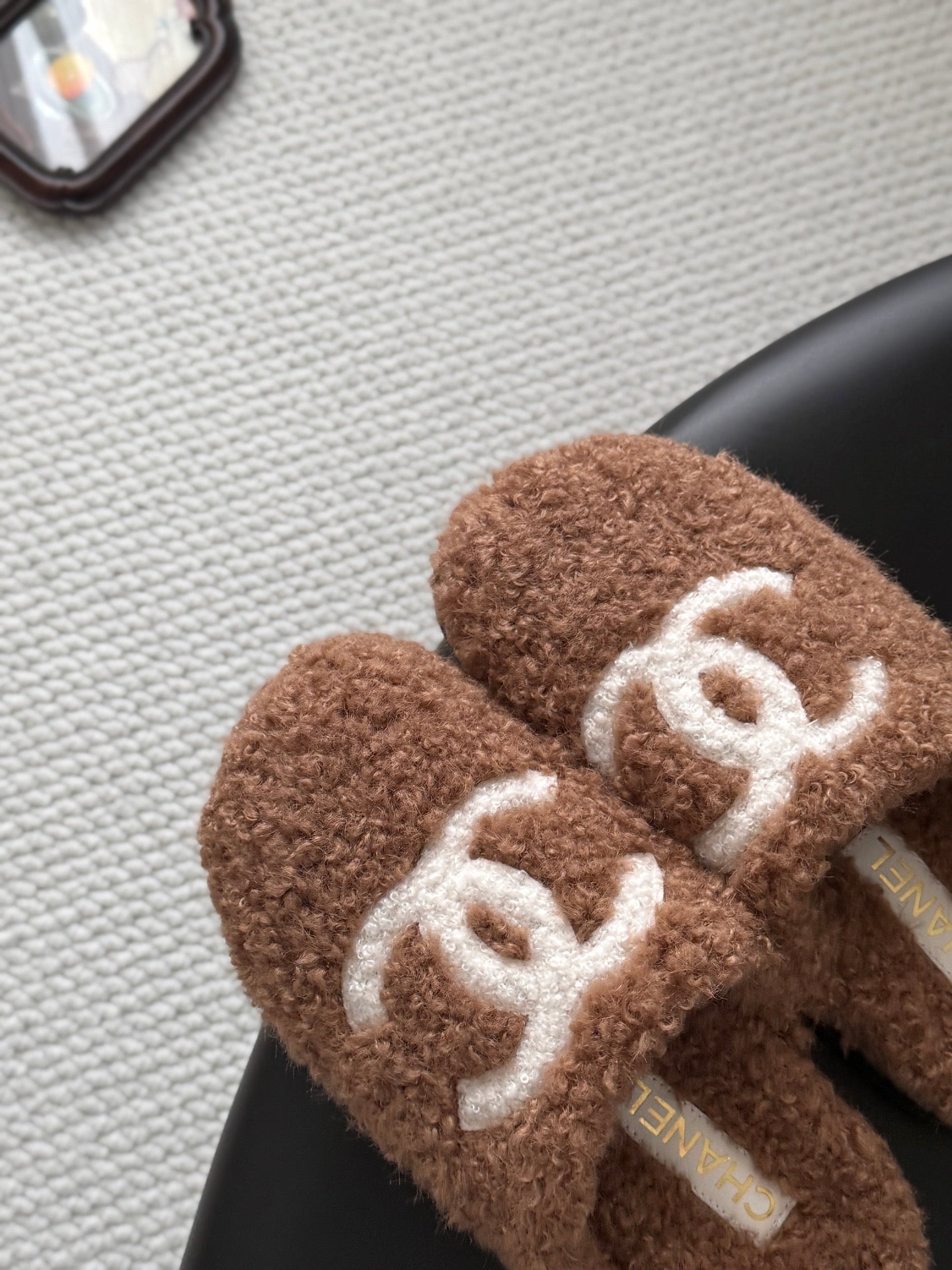 CHANEL 26S SLIDE SANDALS IN CAMEL BROWN SHEARLING UPPER AND LINING WITH WHITE CC LOGO
