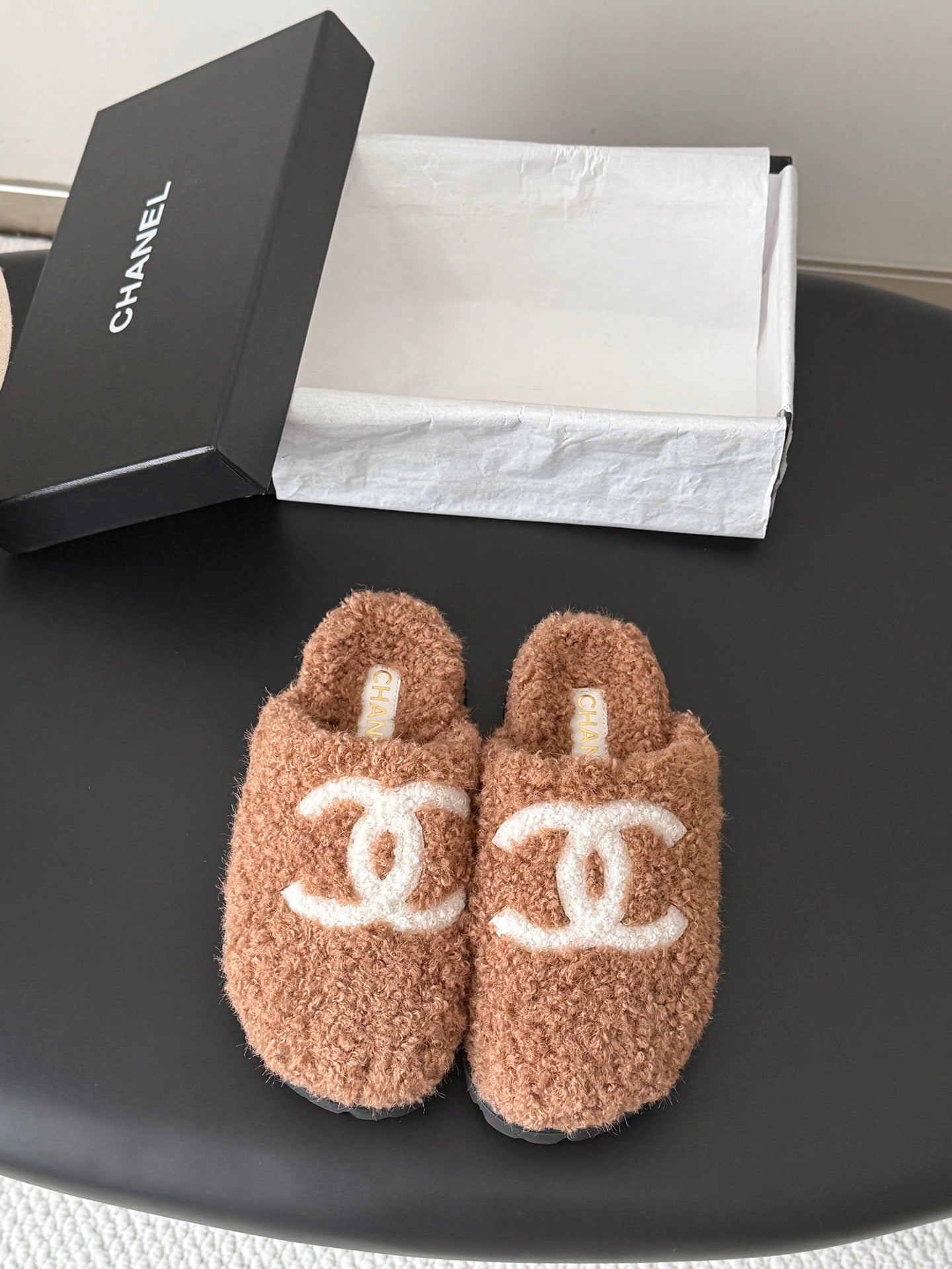 CHANEL 26S SLIDE SANDALS IN CAMEL BROWN SHEARLING UPPER AND LINING WITH WHITE CC LOGO