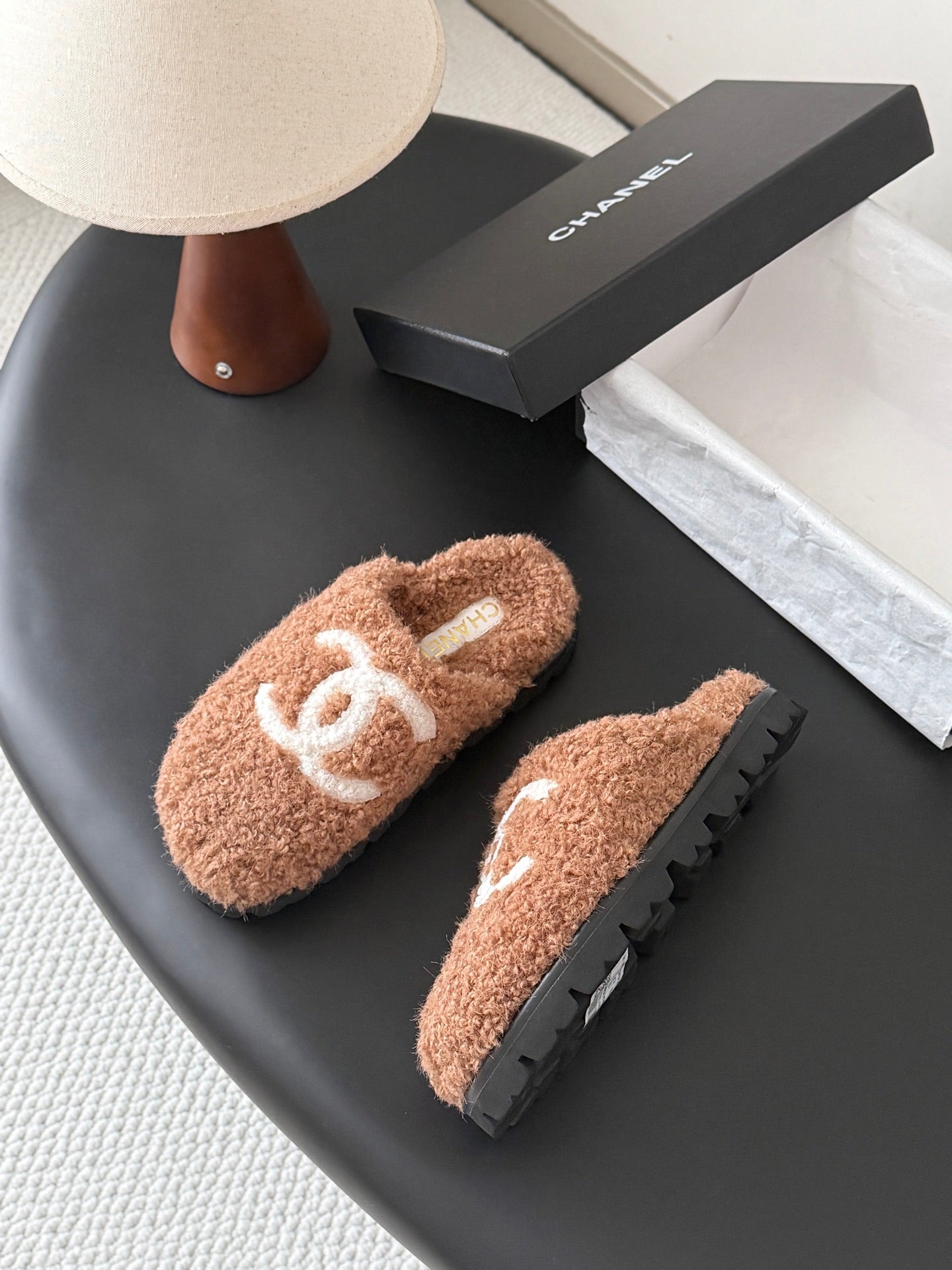 CHANEL 26S SLIDE SANDALS IN CAMEL BROWN SHEARLING UPPER AND LINING WITH WHITE CC LOGO