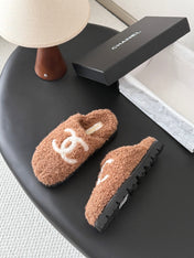 CHANEL 26S SLIDE SANDALS IN CAMEL BROWN SHEARLING UPPER AND LINING WITH WHITE CC LOGO