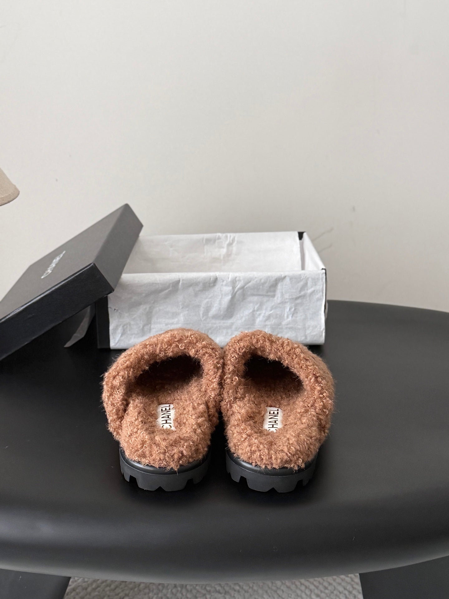 CHANEL 26S SLIDE SANDALS IN CAMEL BROWN SHEARLING UPPER AND LINING WITH WHITE CC LOGO