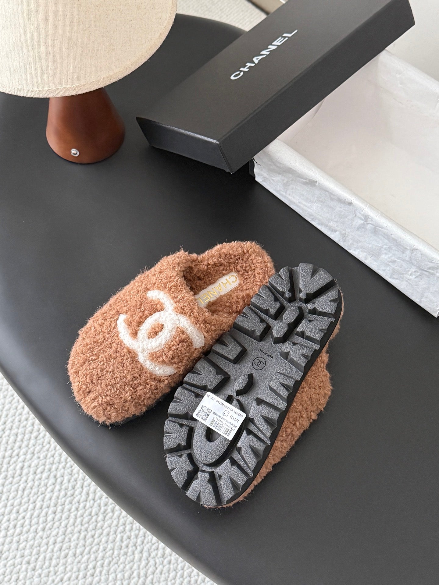 CHANEL 26S SLIDE SANDALS IN CAMEL BROWN SHEARLING UPPER AND LINING WITH WHITE CC LOGO