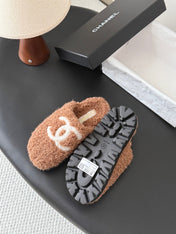 CHANEL 26S SLIDE SANDALS IN CAMEL BROWN SHEARLING UPPER AND LINING WITH WHITE CC LOGO