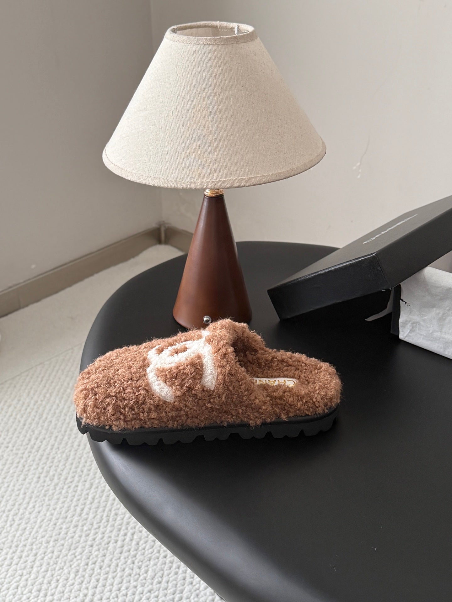 CHANEL 26S SLIDE SANDALS IN CAMEL BROWN SHEARLING UPPER AND LINING WITH WHITE CC LOGO