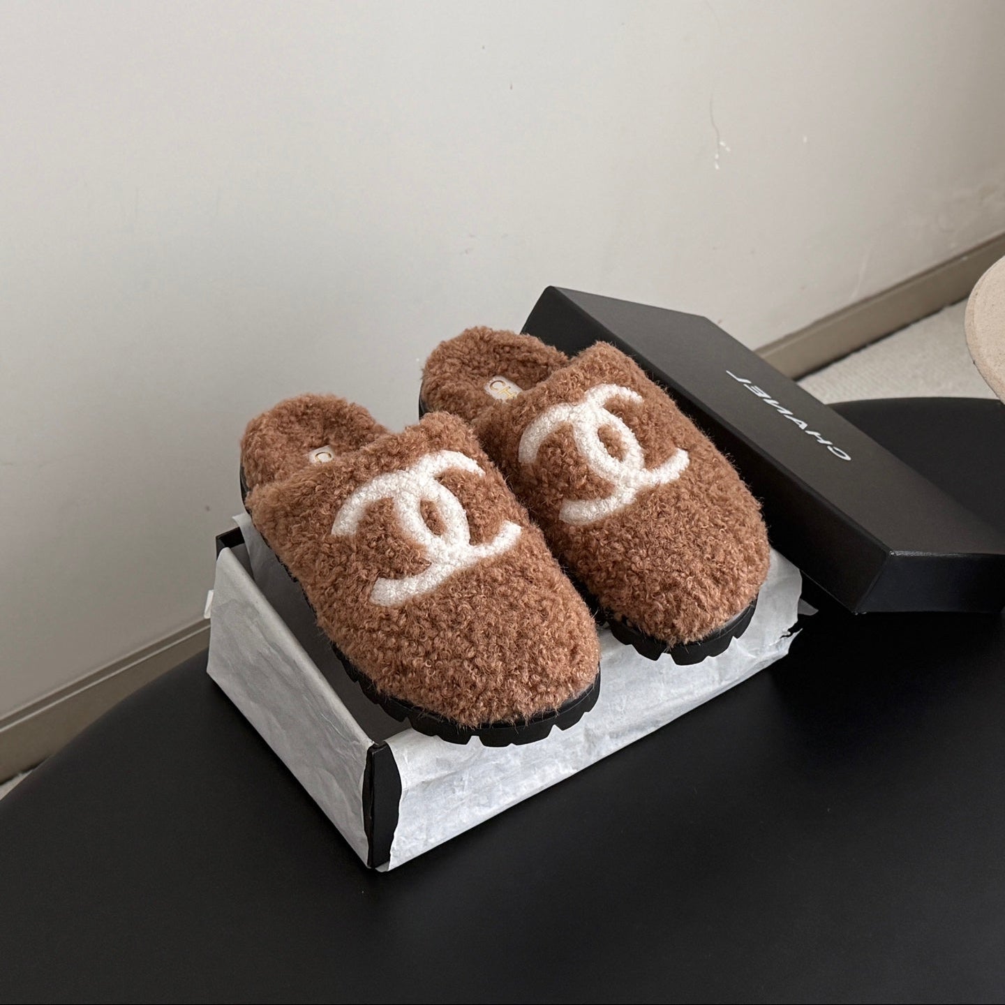 CHANEL 26S SLIDE SANDALS IN CAMEL BROWN SHEARLING UPPER AND LINING WITH WHITE CC LOGO
