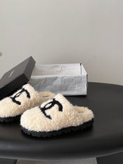CHANEL 26S SLIDE SANDALS IN WHITE SHEARLING UPPER AND LINING WITH BLACK CC LOGO