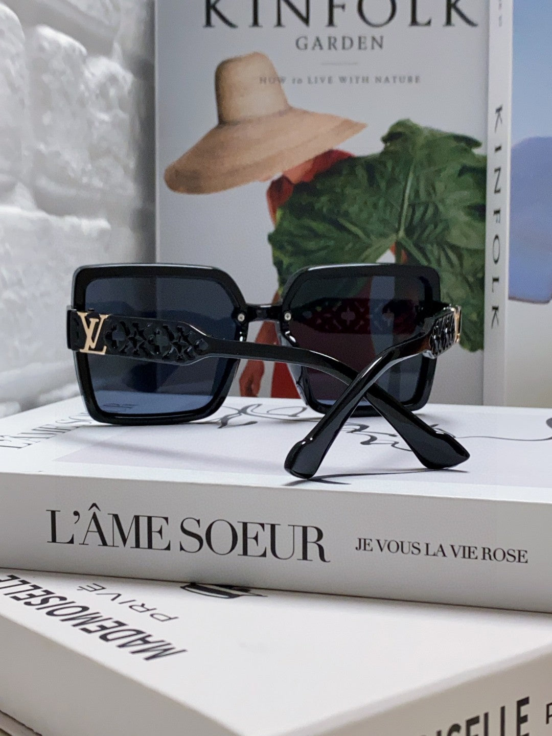 SQUARE SUNGLASS 567456 IN BLACK ACETATE EMBOSSED LOGO