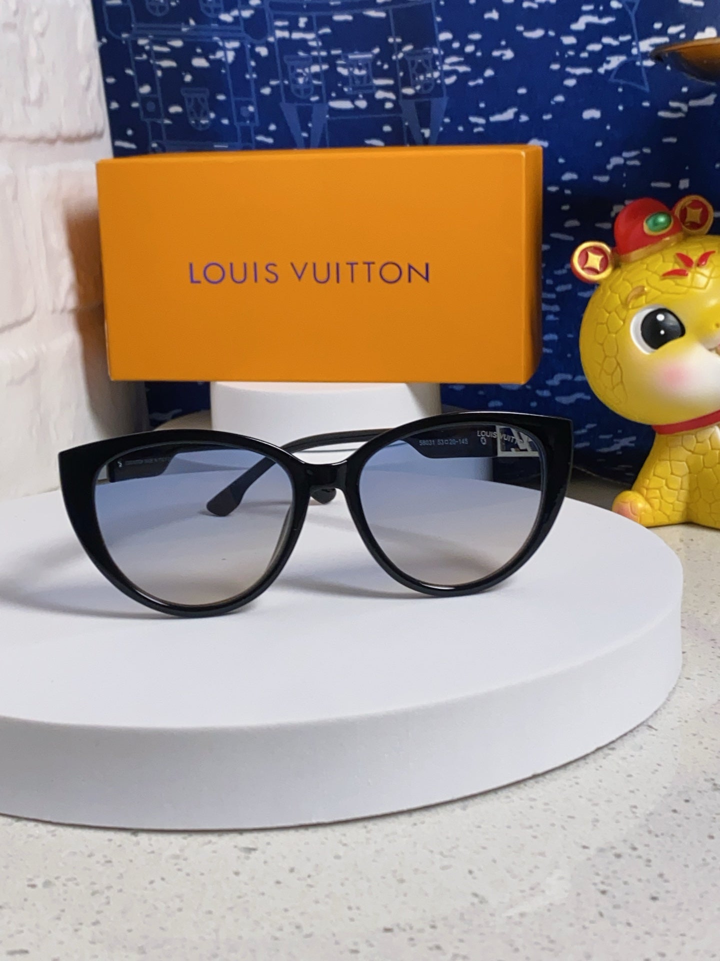 CAT EYE SUNGLASSES 567470 IN BLACK ACETATE GREY SMOKE LENS