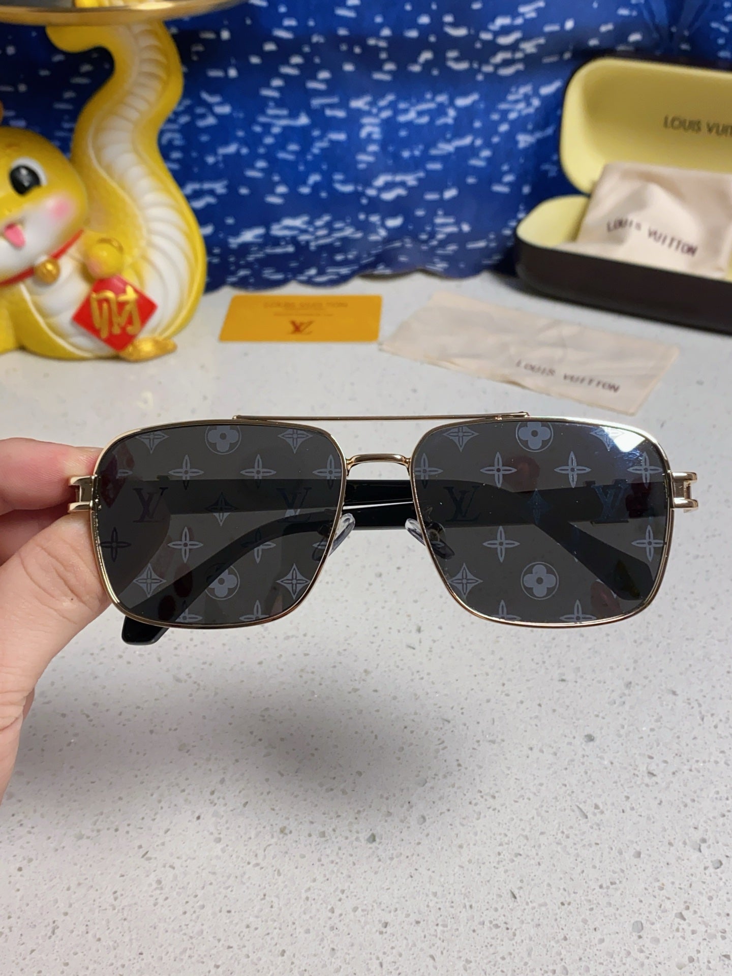 SIGNATURE SQUARE SUNGLASSES 567473 IN GOLD METAL MONOGRAM ON LENSES