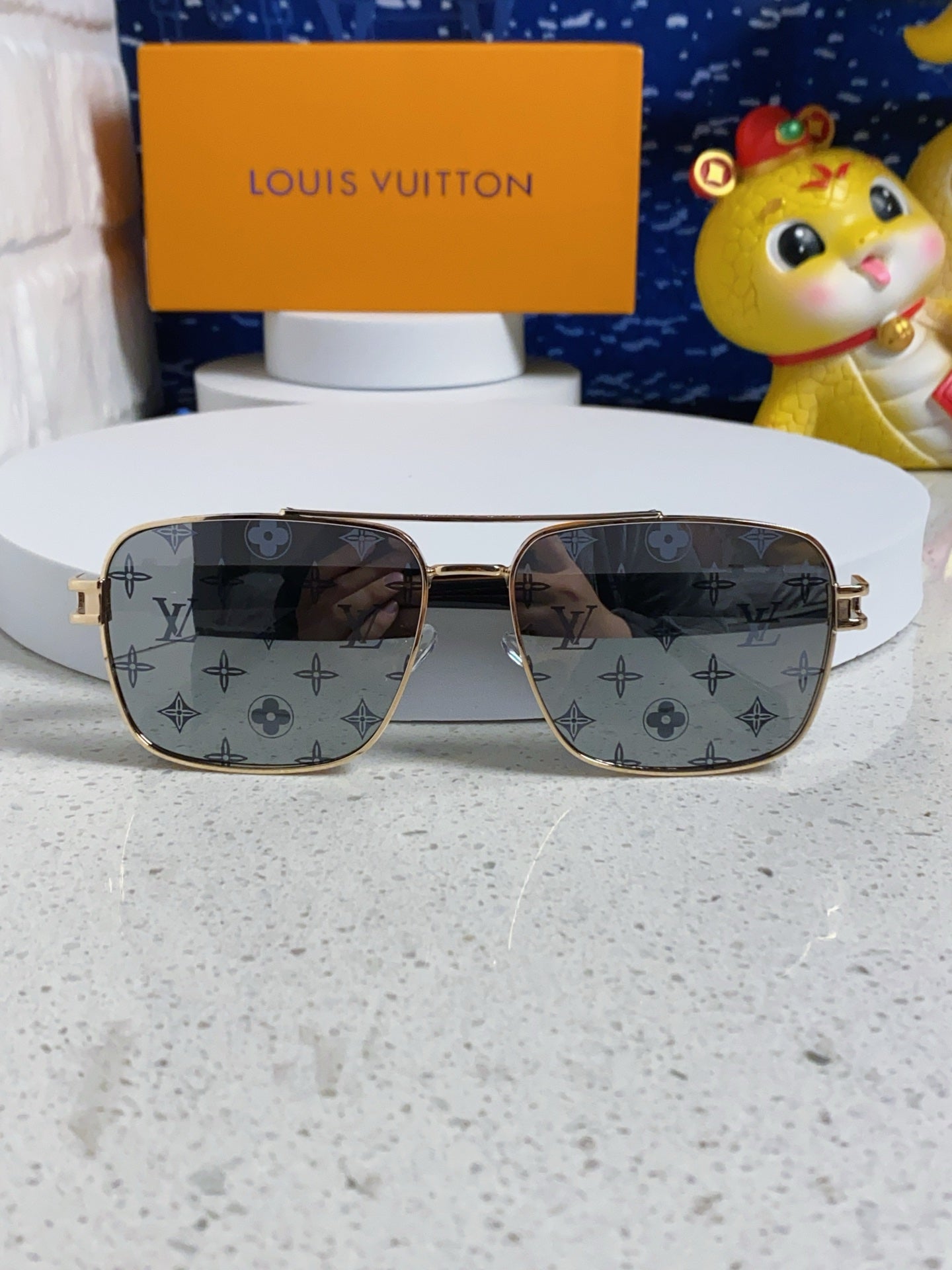 SIGNATURE SQUARE SUNGLASSES 567473 IN GOLD METAL MONOGRAM ON LENSES