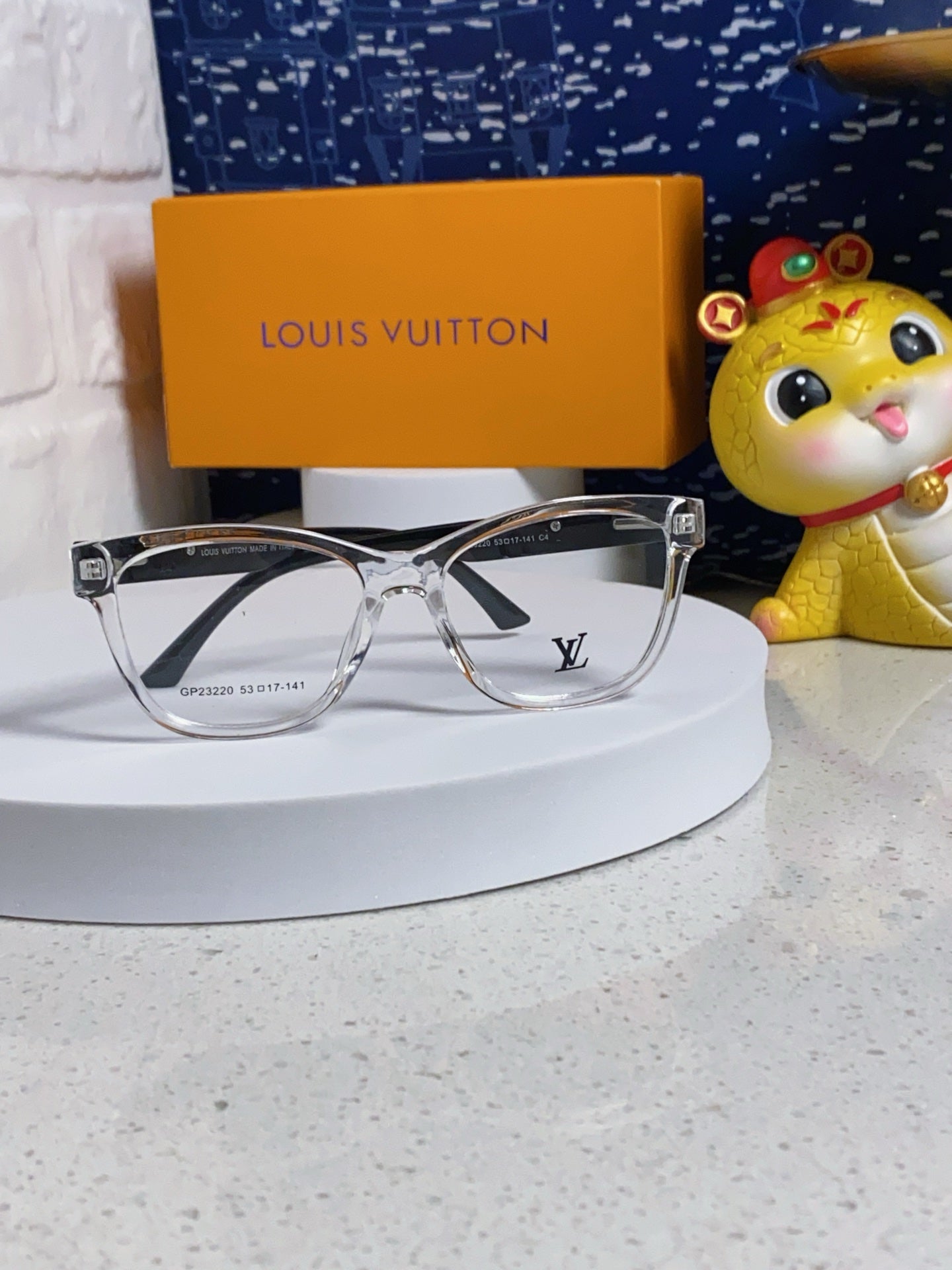 CAT EYE SUNGLASSES 570278 IN CLEAR ACETATE EMBOSSED LOGO