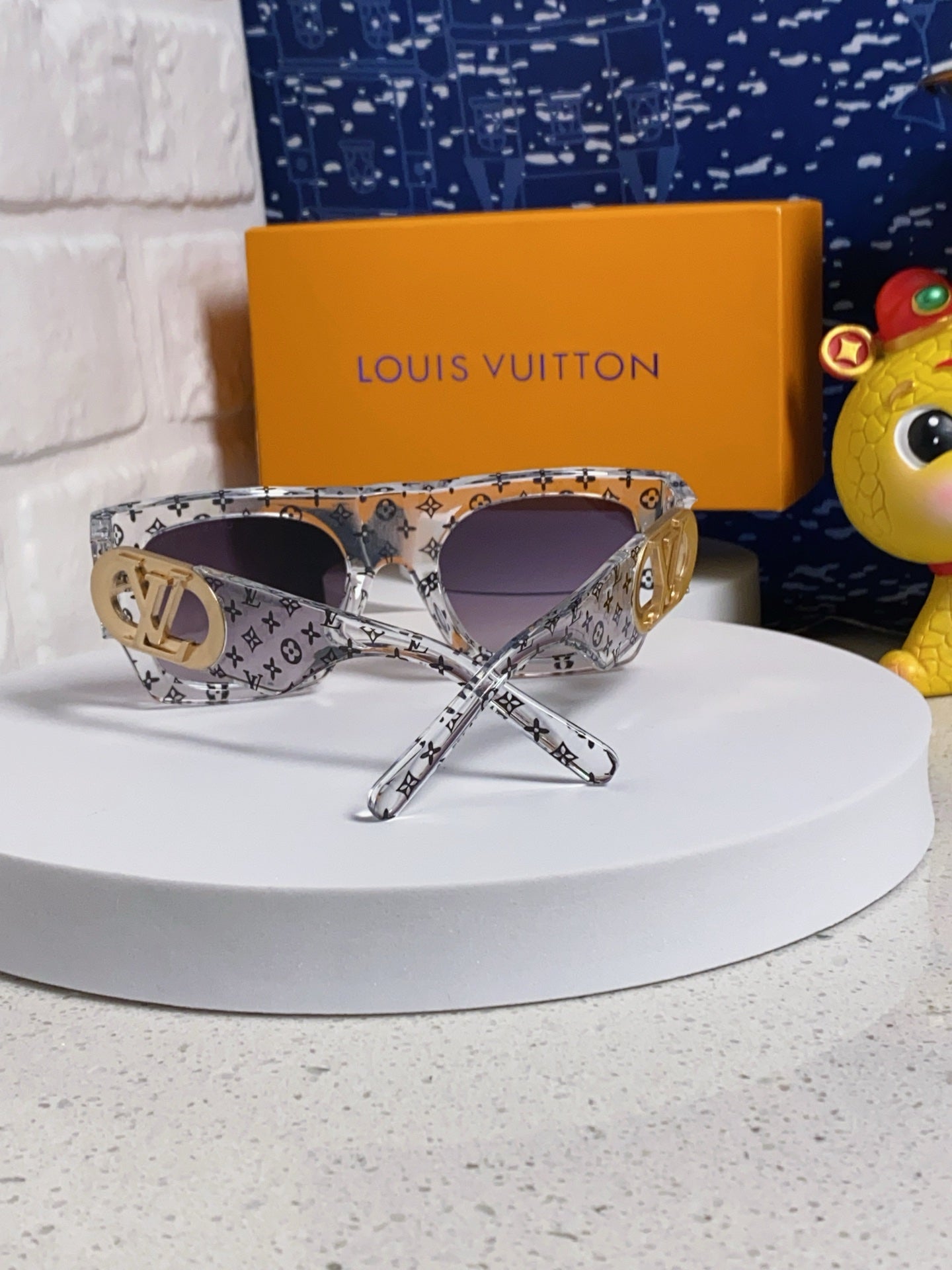 LINK SQUARE SUNGLASSES 570271 IN CLEAR ACETATE MONOGRAM LOGO ON FRAME