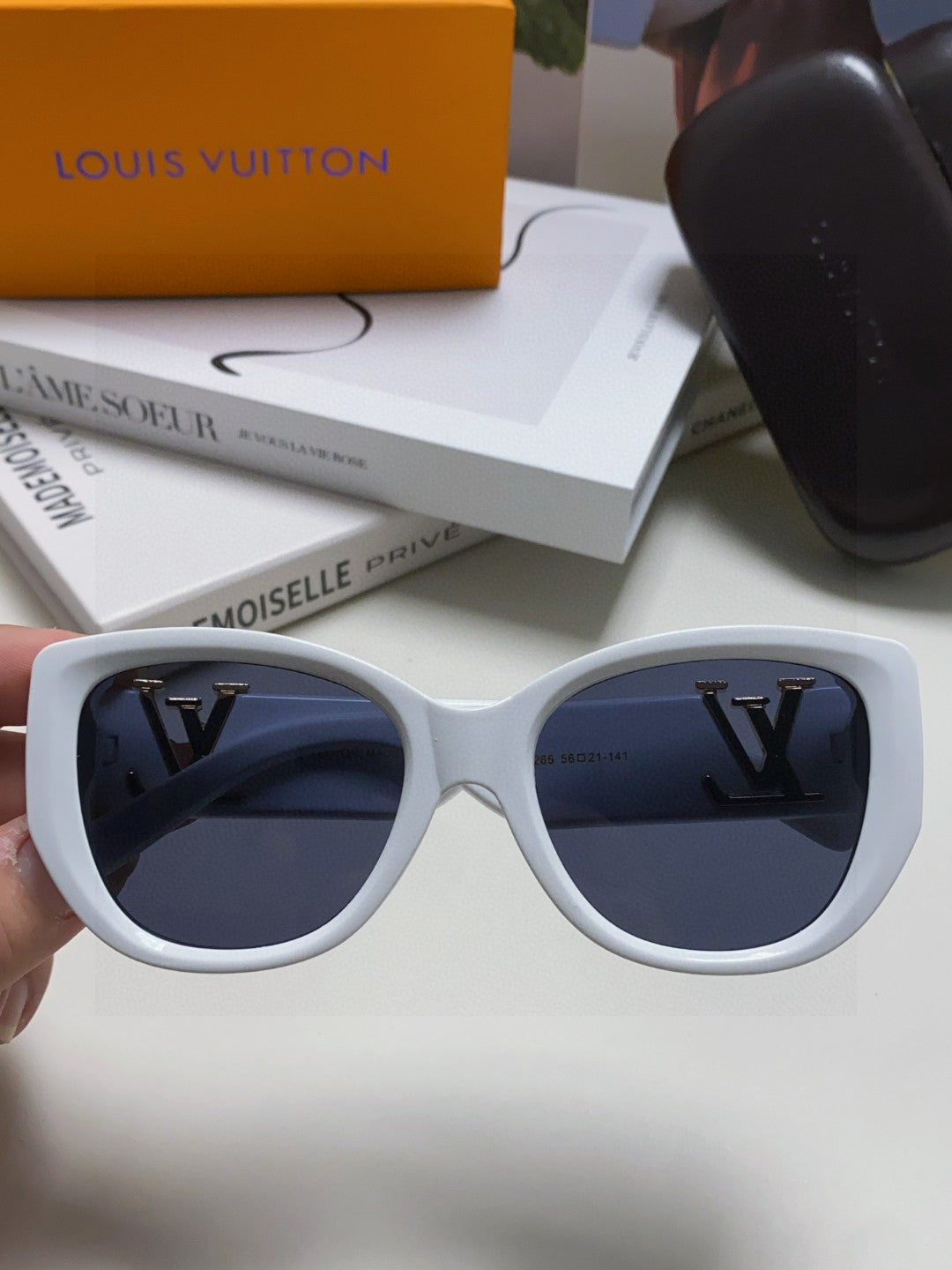 ICON CAT EYE SUNGLASSES 570248 IN WHITE ACETATE
