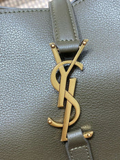LE 5 À 7 SMALL SUPPLE 22 IN DARK GREEN CALFSKIN GOLD BUCKLE