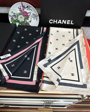 CHANEL 25S SCARF 90 IN SILK 730537
